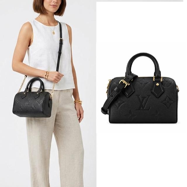 LV LOUIS VUITTON路易威登 M58953 經典 SPEEDY BANDOULIÈRE 20 系列 Empreinte 牛皮手提/斜背包 這款 LV M58953 經典 SPEEDY BANDOULIÈRE 20 系列 Empreinte 牛皮手提斜揹包,以經典設計與高品質牛皮製成,展現路易威登標誌性的奢華風格。適合日常出勤與休閒場合,輕便實用且時尚百搭,是追求優雅與實用兼具的時尚人士必備的配件。