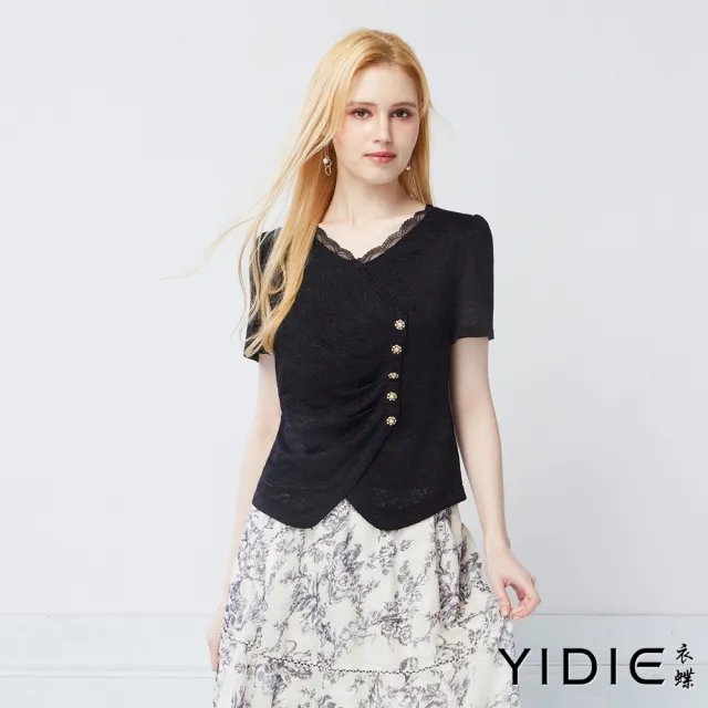 【YIDIE】典雅側排造型金釦抓褶蕾絲上衣-黑
