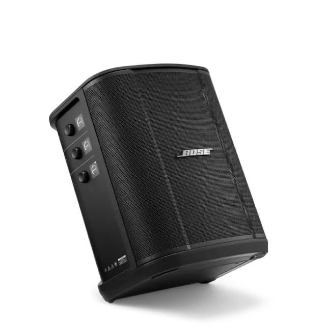 Bose S1 Pro BOSE S1 Pro 組合式音響是專業級便攜音響系統,支援藍芽連線與USB播放,尺寸高42cm x 寬35.5cm x 深32cm,重量僅6.5kg,黑色設計輕巧易攜。播放模式包括迴圈、隨機與單曲,micro USB介面,無WiFi支援。產地中國,1年保固,NCC認證CCAK22Y10110T9,BSMI R33807,適合戶外活動或小型表演使用,提升音質體驗。