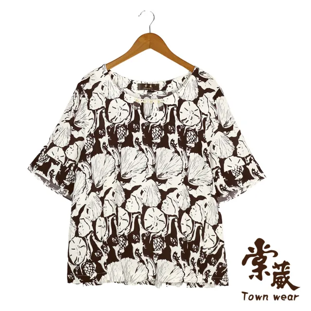 【TOWN’WEAR 棠葳】印花鏤空領涼感上衣(中大尺碼/女上衣/女上著/壓褶/荷葉袖)