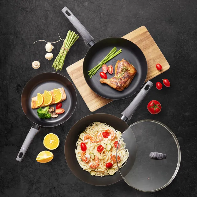【CorelleBrands 康寧餐具】WORLD KITCHEN 平煎拿鐵鍋24cm-黑色(台灣製造)