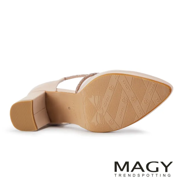 【MAGY】羊皮斜帶金屬釦氣質尖頭中跟鞋 粉色