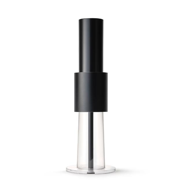 LightAir IonFlow EVOLUTION BLACK 無濾網離子空氣清淨機，採用先進離子技術，無需更換濾網，集塵環直接水洗即可。適用15坪空間，機身輕巧僅2.7kg，尺寸19x59cm，噪音低於5dB，僅7W低功耗，支援國際電壓100-240V。藍色LED燈光，三段式開關，配件齊全包含集塵環、變壓器、小刷子等。產地中國，BSMI認證R39624，2年保固，已投保產品責任險。適閤家居使用，遠離傢俱50cm最佳，維持空氣清新無負擔。
