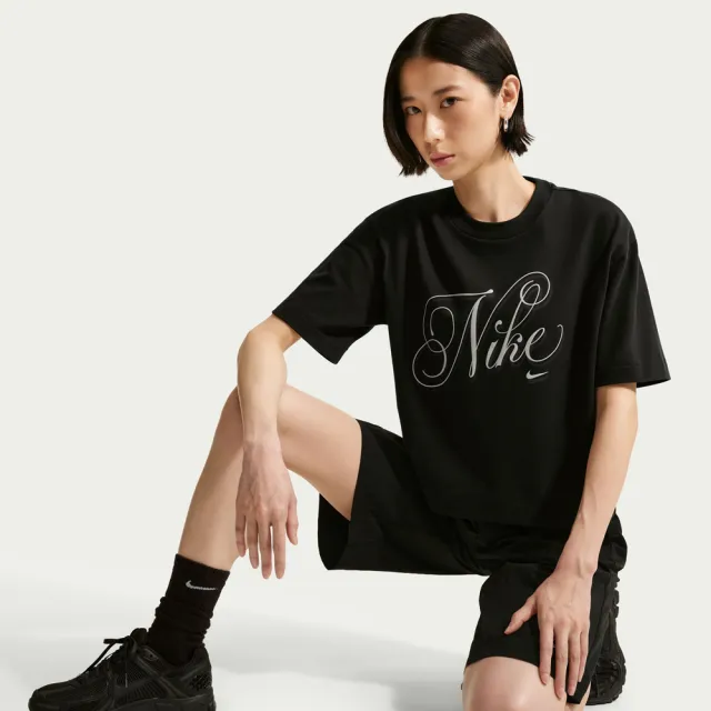 【NIKE 耐吉】短袖上衣 女 T恤 寬版 落肩 AS W NSW SS TEE BOXY SCRIPT 黑 IH7608-010