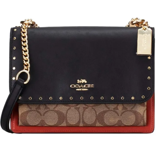 【COACH】Klare黑X磚紅X卡其PVC滿版LOGO鉚釘拼接蛇紋邊風琴鍊帶斜背包(瑕疵出清)
