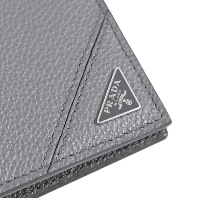 【PRADA 普拉達】經典三角LOGO荔枝牛皮對折雙層8卡短夾(灰)