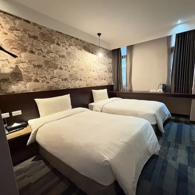 【高雄康瀚行旅】雙人住商棧一大床/旅順兩小床贈早餐抵用券(續住每人只要+$111)