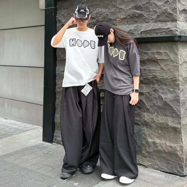 【AMERO】男女同款 短袖圓領Ｔ恤 立體字母印花 情侶裝