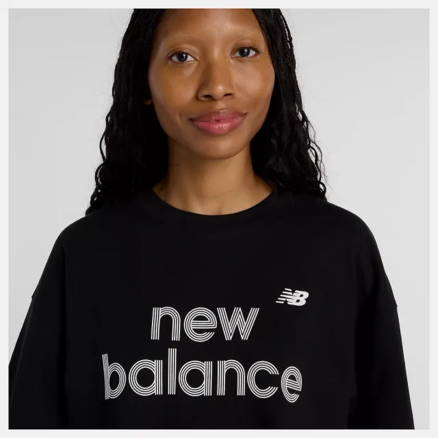 【NEW BALANCE】NB 女寬鬆圖案短T 短袖上衣 運動 休閒 美規 女 黑色 (WT61L713BK-F)