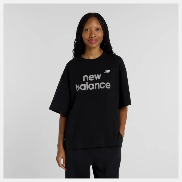 【NEW BALANCE】NB 女寬鬆圖案短T 短袖上衣 運動 休閒 美規 女 黑色 (WT61L713BK-F)