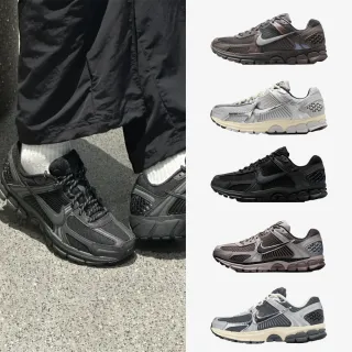 【NIKE 耐吉】運動鞋 慢跑鞋 休閒鞋 NIKE ZOOM VOMERO 5 男鞋 女 復古 黑白藍 多款(HF5493-201&)