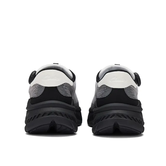 【Clarks】男鞋 微風跑-Zeph Run Rad男款織物旋鈕扣輕量厚底運動鞋 休閒鞋 增高鞋(黑色/灰色)(CLM87365C)