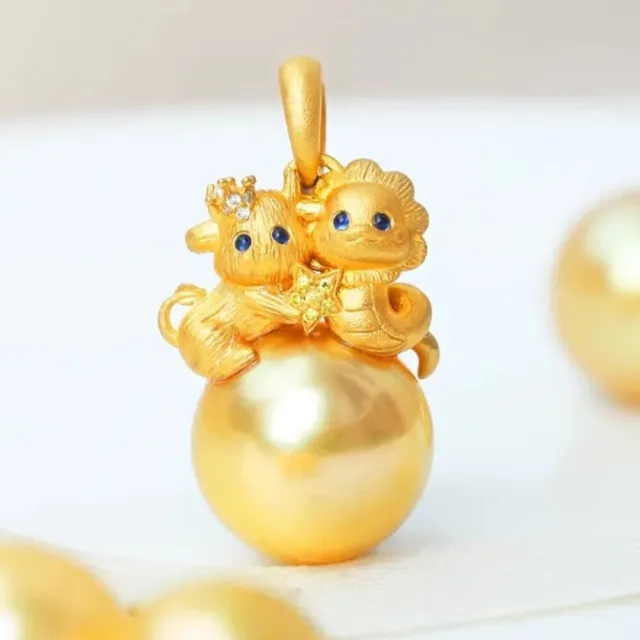 月輝珠寶 11-12mm 頂級天然南洋金珠項鍊 18K金噴砂工藝 藍寶石點綴 小牛小蛇貼貼設計 生肖系列
