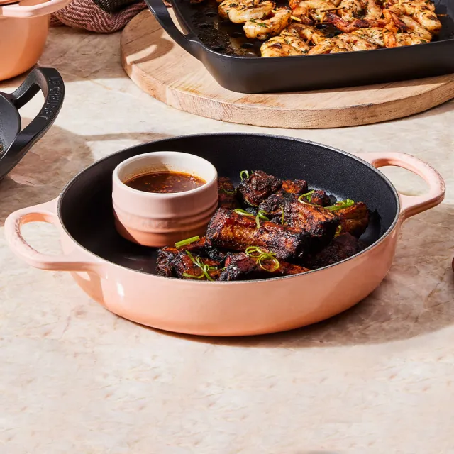 【Le Creuset】典藏琺瑯鑄鐵雙耳圓鐵煎鍋 28cm(加勒比海藍/雪紡粉/櫻桃紅 3色選1)