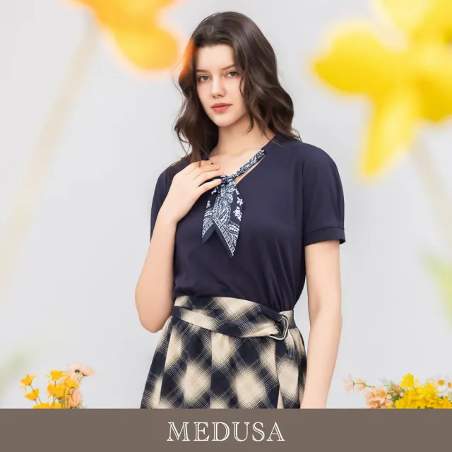 【MEDUSA 曼度莎】現貨-深藍絲巾領口短袖上衣(M-XL)|氣質穿搭 休閒上衣 絲巾領口