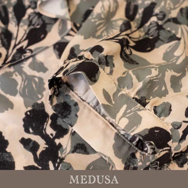 【MEDUSA 曼度莎】現貨-古典印花V型荷葉領雪紡上衣（M-2L）｜雪紡上衣 荷葉領上衣 氣質穿搭