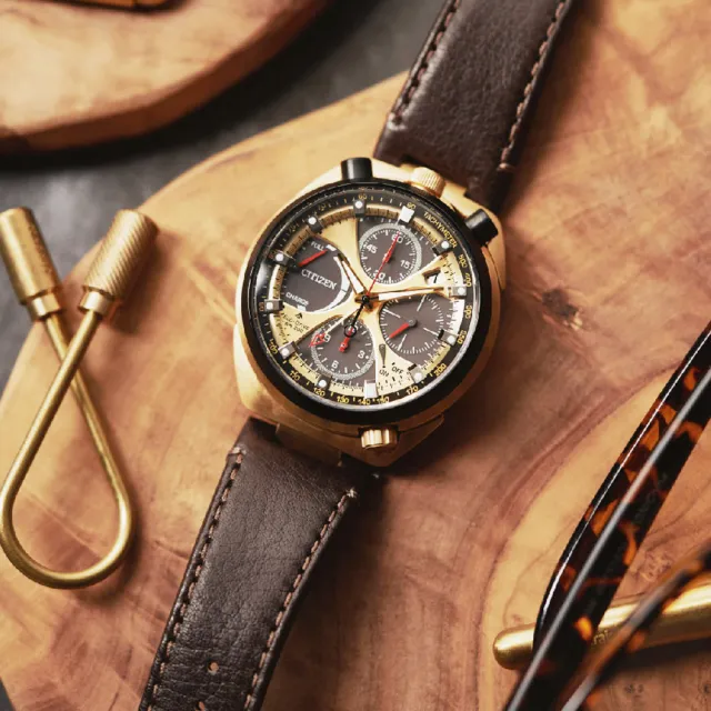 【CITIZEN 星辰】PROMASTER Tsuno Chrono 50週年限定款光動能三眼計時錶-44.5mm 父親節 送禮(AV0072-01X)