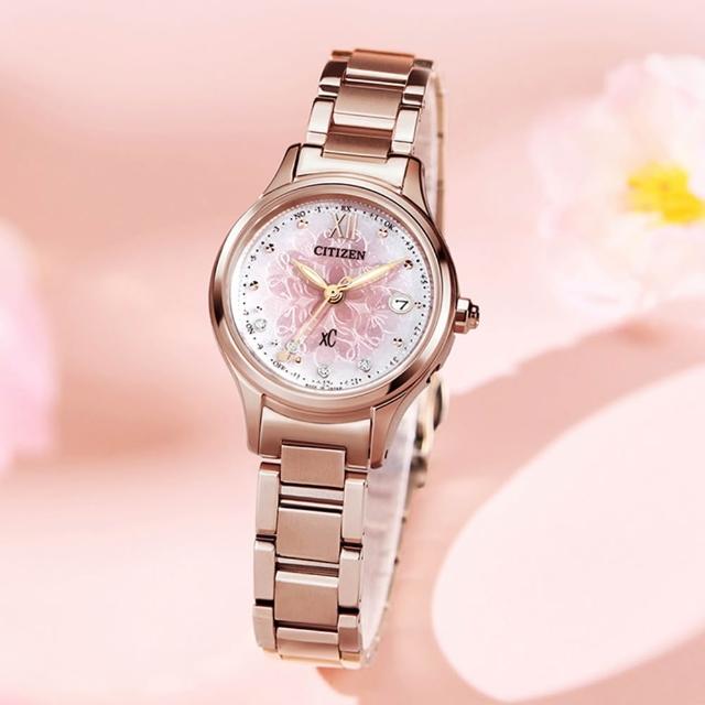 【CITIZEN 星辰】XC 櫻花粉紅金 鈦 鑽石光動能電波女錶 618年中慶 推薦(ES9497-88X)