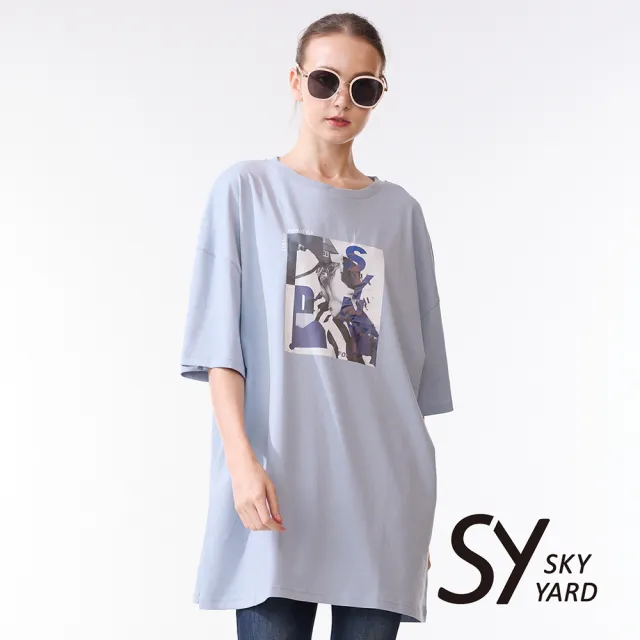 【SKY YARD】網路限定款-拉克蘭印花長版T恤短袖上衣-藍色