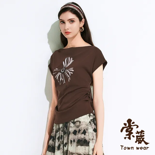 【TOWN’WEAR 棠葳】鑽飾花卉抓皺修身上衣(女上衣/女上著/素色/口袋/棉T/短袖/落肩)