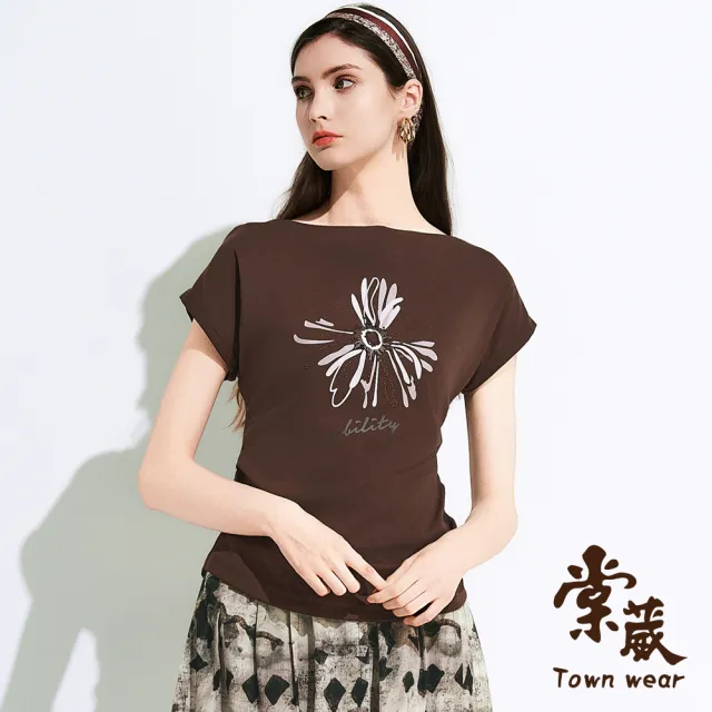 【TOWN’WEAR 棠葳】鑽飾花卉抓皺修身上衣(女上衣/女上著/素色/口袋/棉T/短袖/落肩)