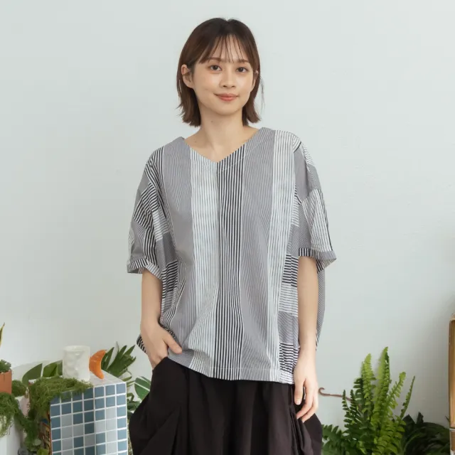 【MOSS CLUB】小V領直條紋氣球涼感上衣 藍 黑