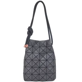 【ISSEY MIYAKE 三宅一生】BAOBAO 方格6x6繩結側肩/斜背水桶包(丹寧黑色)