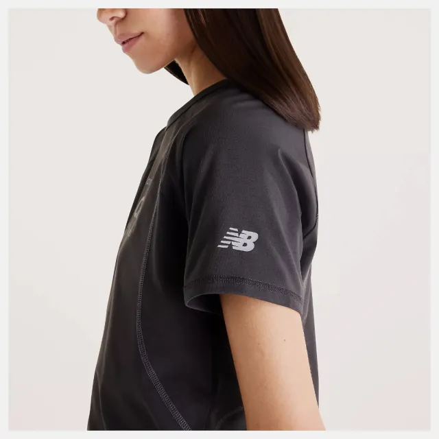 【NEW BALANCE】NB 短袖上衣 女 涼感 短版 美規 黑 WT61X1SZABR