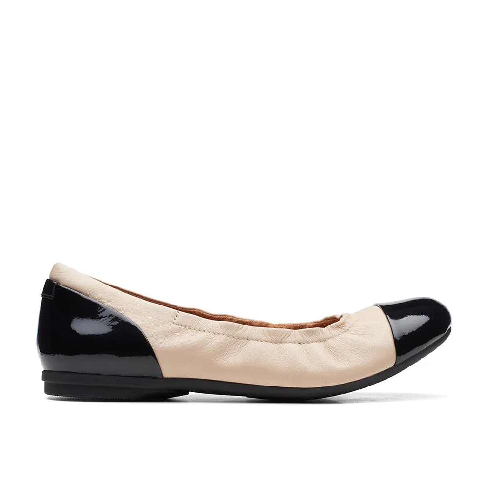 【Clarks】女鞋 Rena Jazz真皮鬆緊帶抓皺設計平底鞋 娃娃鞋 (淺沙色)(CLF70593C)