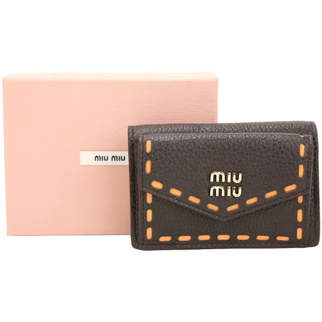 【MIU MIU】金屬字母荔紋牛皮明線撞色三折迷你釦式短夾(咖啡色)