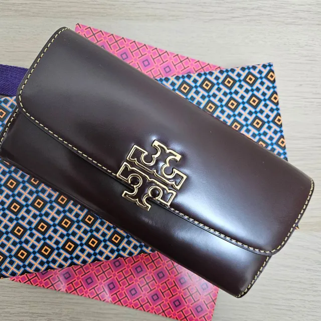 【TORY BURCH】Tb 專櫃 BRITTEN 鏤空LOGO亮面皮革磁釦翻蓋信封式長夾禮盒組送禮原廠紙袋