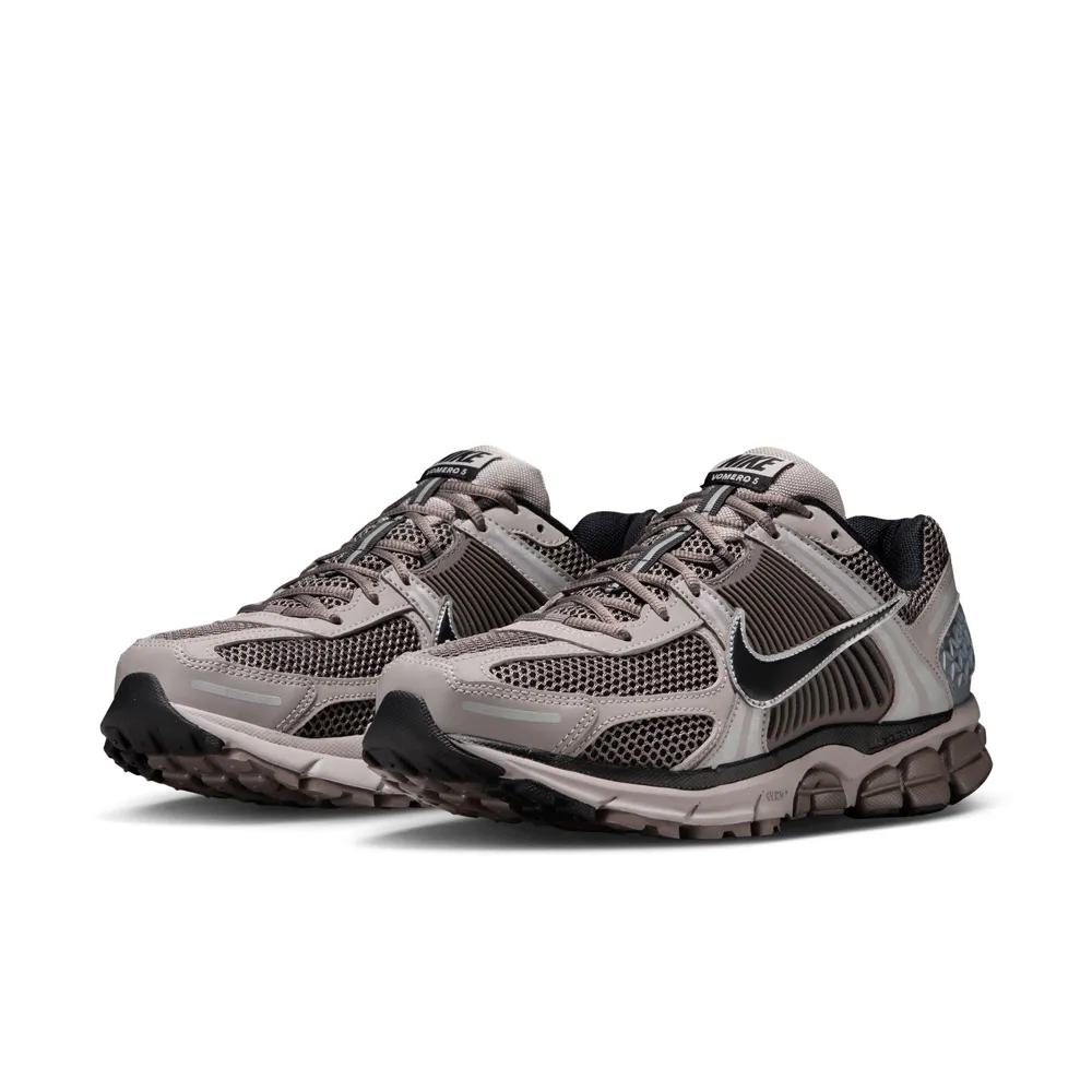 【NIKE 耐吉】慢跑鞋 男鞋 運動鞋 ZOOM VOMERO 5 棕灰 FB9149-005