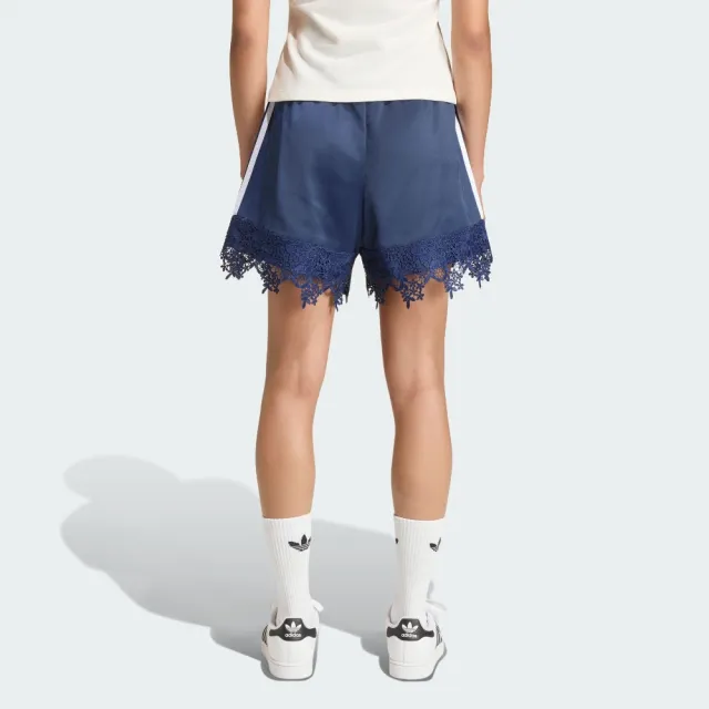 【adidas 愛迪達】緞面蕾絲短褲(LD1811 女款ORIGINALS寬鬆休閒運動短褲 )