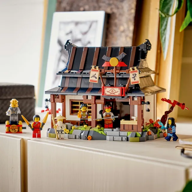 【LEGO 樂高】旋風忍者系列 71858 四武鐵匠舖 15 週年紀念版(創意玩具 忍者遊戲 積木 玩具)