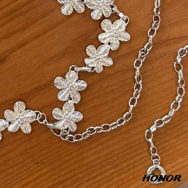 【HONOR 山形屋】優雅雙花壓紋金屬腰鍊-銀灰