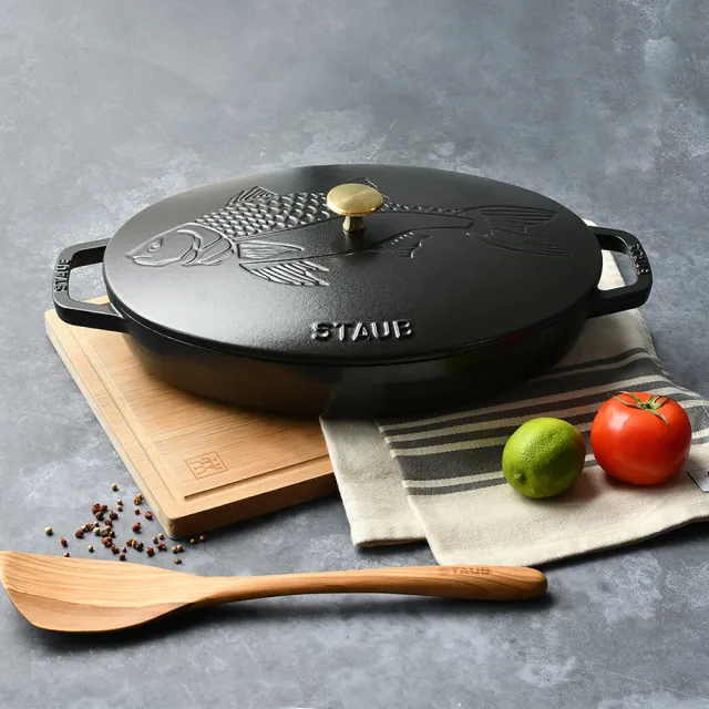 【STAUB】魚造型浮雕橢圓琺瑯鑄鐵鍋煎烤盤33cm-黑色/2.8L(德國雙人牌集團官方直營)