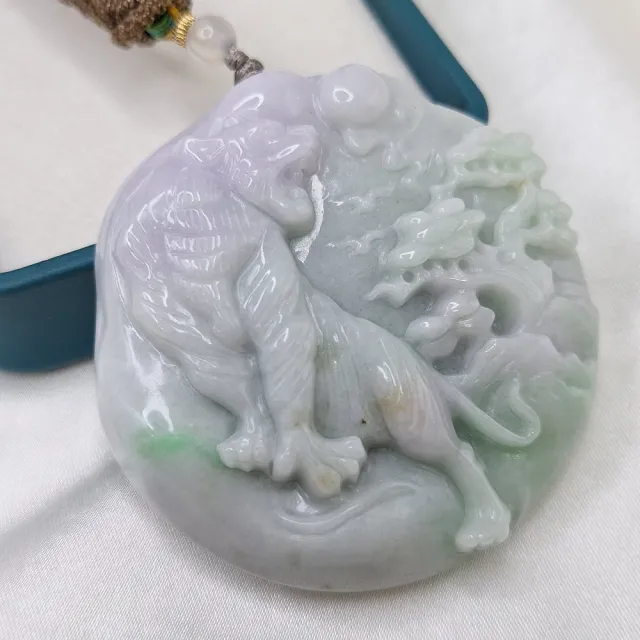 【鵝娘翡翠】天然A貨翡翠 緬甸玉 紫綠上山虎 霸氣老虎牌件 A4683228(翡翠上山虎牌件)