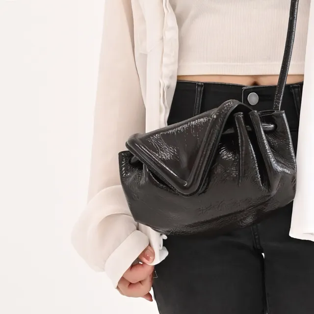 【BOTTEGA VENETA 寶緹嘉】品牌字母V字翻蓋造型亮面漆皮晚宴包斜背包(深咖)
