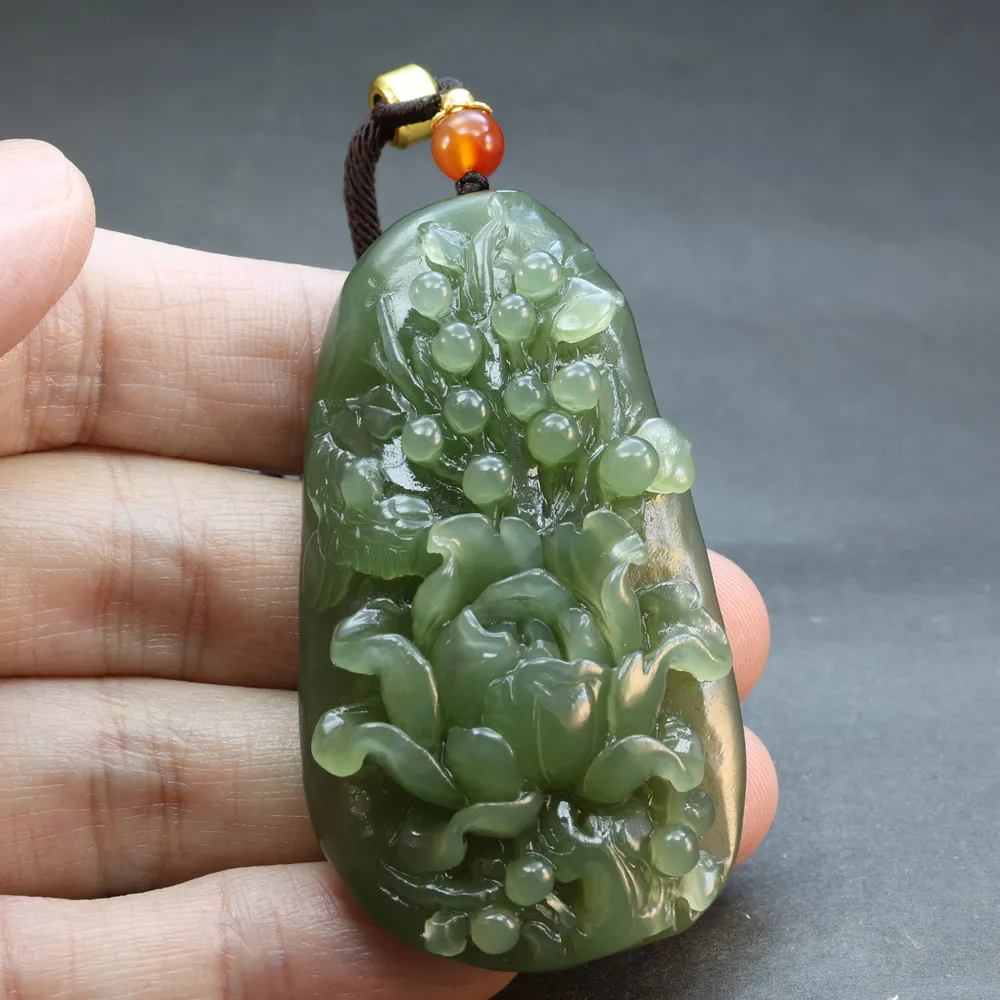【巧藝坊】天然和田玉 冰湖水綠質地細潤 花開富貴 精美雕工 項鍊毛衣鍊6.5-3.5-1.5公分(附鑑定證卡)