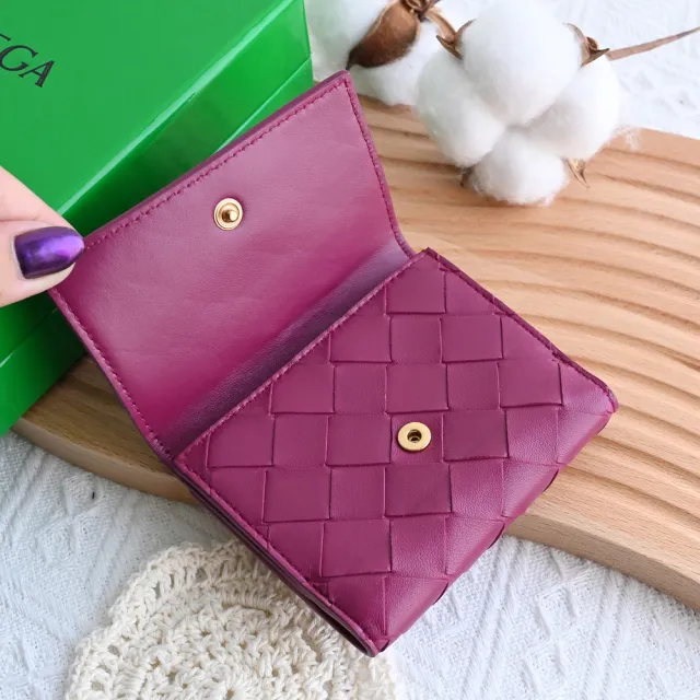 【BOTTEGA VENETA 寶緹嘉】簡約經典手工編織小羊皮翻蓋信用卡夾零錢包(紫紅)
