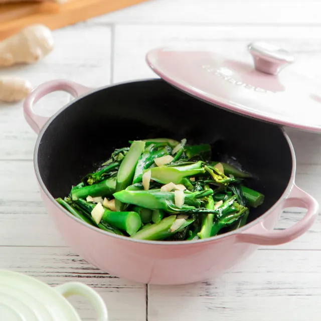 【Le Creuset】琺瑯鑄鐵鍋媽咪鍋 22cm(蜜桃橙/綠光森林/貝殼粉/櫻桃紅 多色選1)