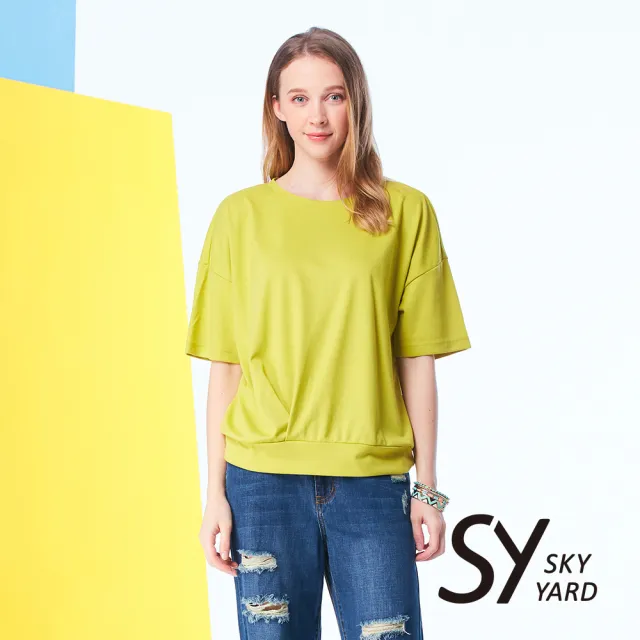 【SKY YARD】網路限定款-簡約素面落肩圓領下擺壓褶上衣-果綠色
