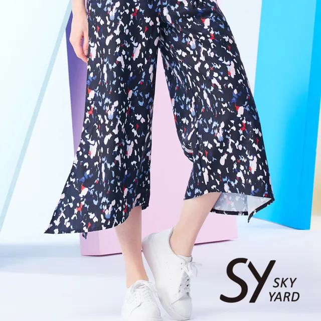 【SKY YARD】網路限定款-飄逸印花斜邊剪裁寬口褲-深藍