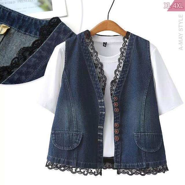 【Amay Style 艾美時尚】夏新品 中大尺碼女裝 丹寧 馬甲 復古甜美設計蕾絲拼接牛仔背心。XL-4XL(深藍.預購)
