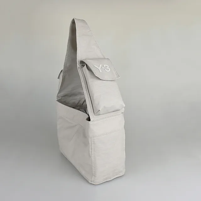 【Y-3 山本耀司】Y-3 Newspaper側邊矽膠LOGO皺褶防水尼龍按釦式肩背包(女款/小/淺棕)