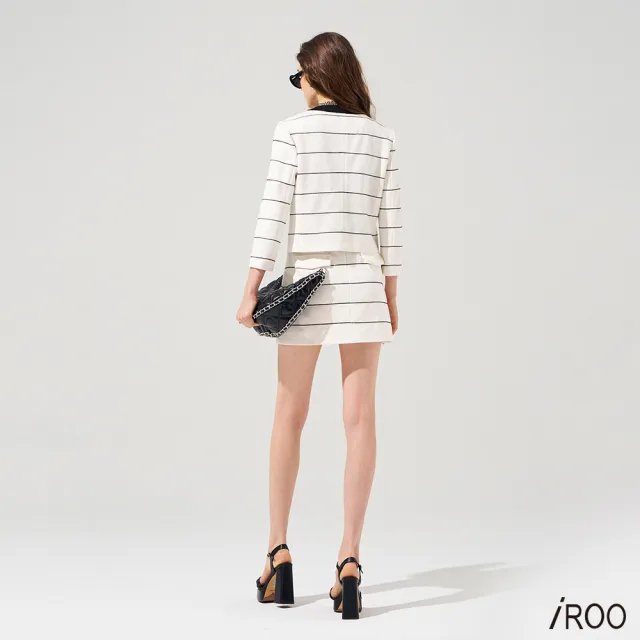 【iROO】精緻黑白配色鎖鏈繡鑽釦外套