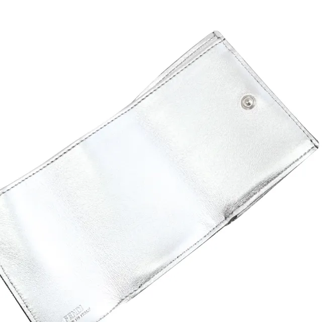 【FENDI 芬迪】經典金屬雙F LOGO緹花拼接三折雙面小零錢短夾(咖/銀)