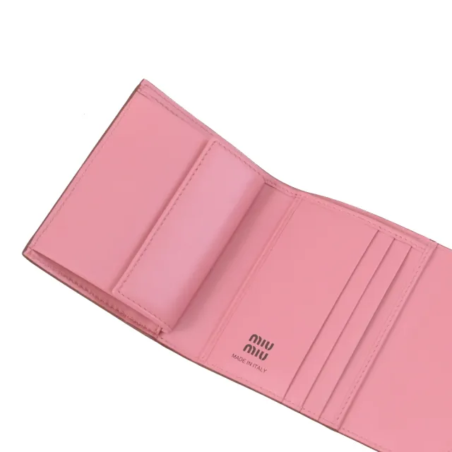 【MIU MIU】簡約LOGO壓印信封開合三折零錢短夾(粉)