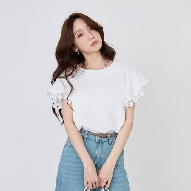 【OB 嚴選】不易皺蕾絲花邊拼接荷葉袖上衣 《AB21305》 適 2L~4L