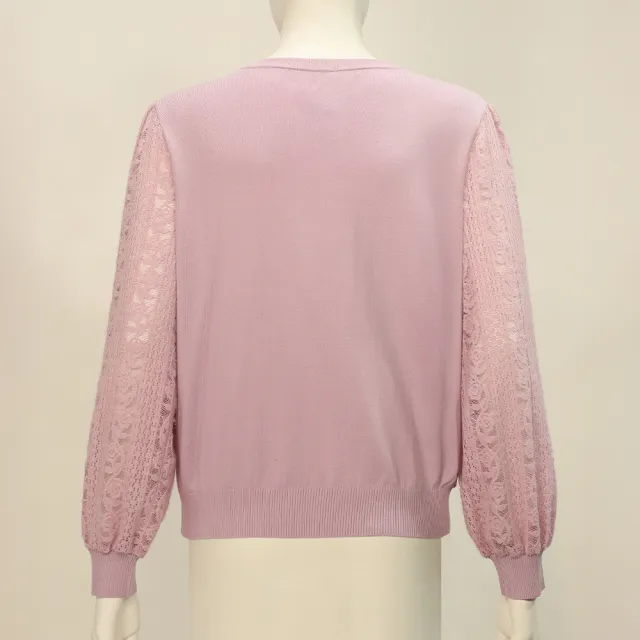 【ILEY 伊蕾】縷空蕾絲拼接縲縈針織上衣(紫；M-XL；1254515015)